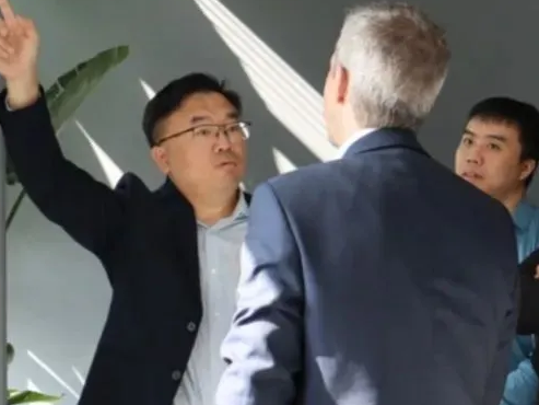 चाइना मशीनरी इंडस्ट्री फेडरेशन की रोबोटिक्स शाखा के नेताओं ने एक अध्ययन दौरे के लिए हमारी कंपनी का दौरा किया।